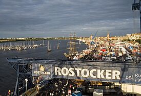 Blick vom Riesenrad auf Hanse Sail und den Rostocker Stadthafen