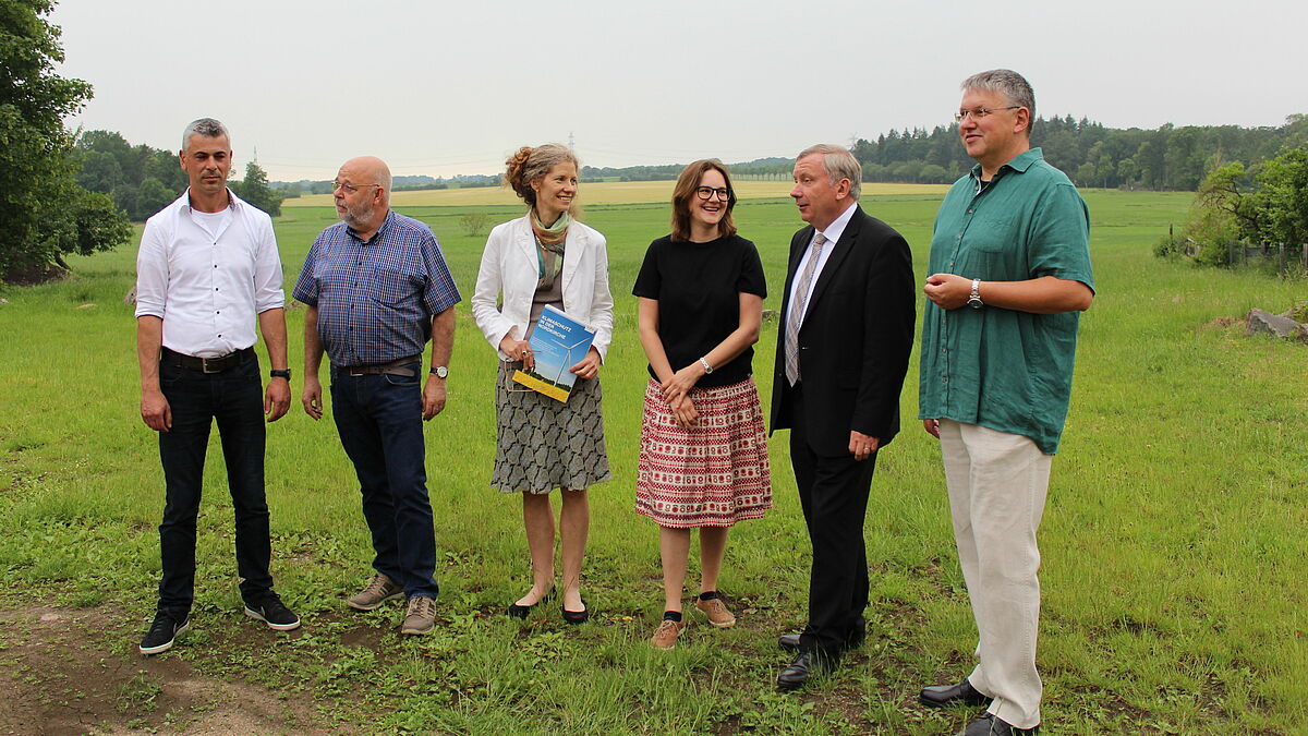 An diesem Ort in Lütau soll eine Solarthermie-Anlage für die Kirchengemeinde errichtet werden werden. Andreas Tech (v.l.), Olaf Dey, Annette Piening, Anna Christ, Norbert Brackmann und Michael Eggers bei der Begutachtung.