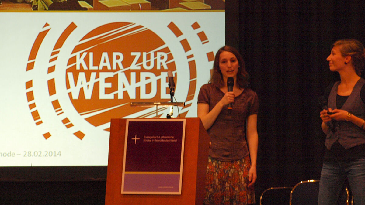Lisa Triebel und Jugenddelegierte berichteten der Landessynode über Ziele und Beschlüsse der Jugendklimakonferenz 