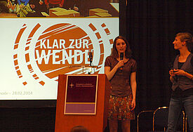 Lisa Triebel und Jugenddelegierte berichteten der Landessynode über Ziele und Beschlüsse der Jugendklimakonferenz © AfÖ