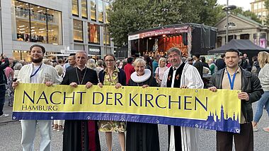 Eingerahmt von zwei Helfenden (v.l.) Erzbischof Dr. Stefan Heße, Hamburgs Schulsenatorin Ksenija Bekeris, Bischöfin Kirsten Fehrs sowie Pastor Uwe Onnen, Vorsitzender der ACK, kurz vor der offiziellen Eröffnung der Nacht der Kirchen in Hamburg.
