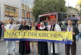 Eingerahmt von zwei Helfenden (v.l.) Erzbischof Dr. Stefan Heße, Hamburgs Schulsenatorin Ksenija Bekeris, Bischöfin Kirsten Fehrs sowie Pastor Uwe Onnen, Vorsitzender der ACK, kurz vor der offiziellen Eröffnung der Nacht der Kirchen in Hamburg.