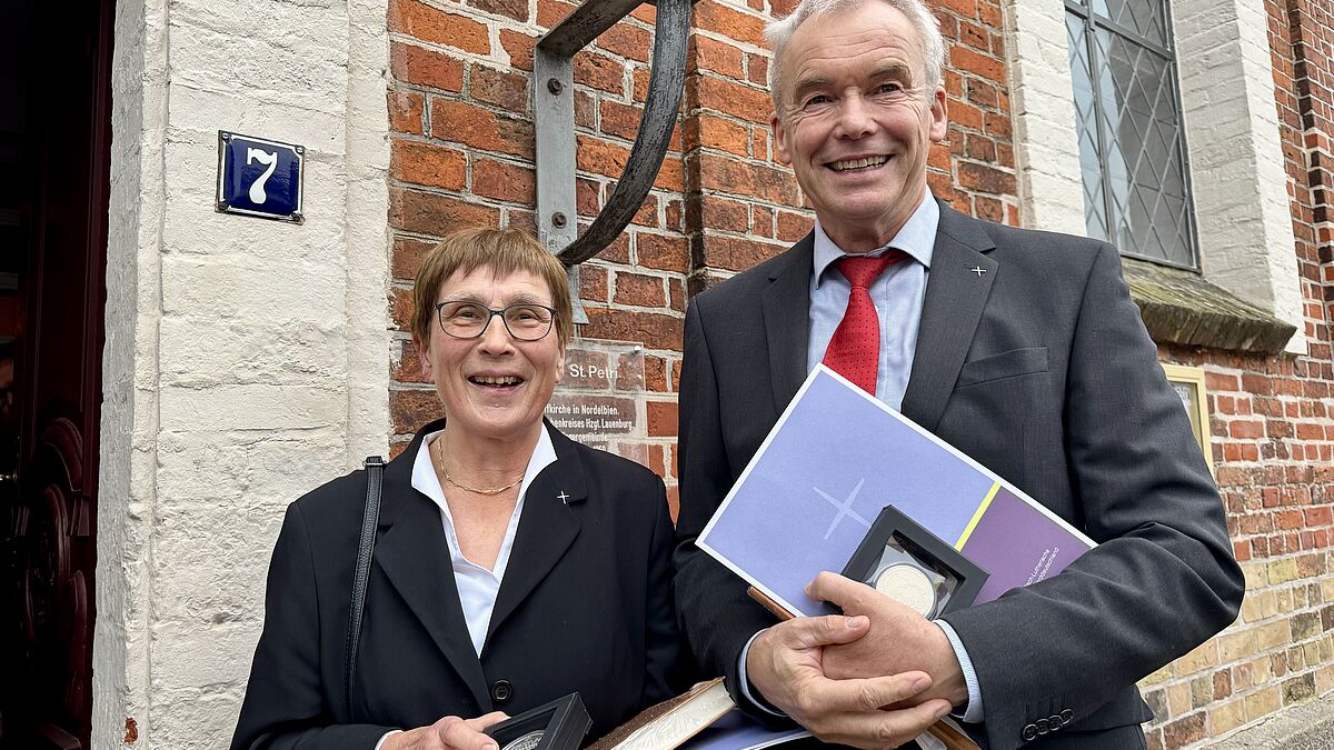 Brigitte Braasch und Broder Feddersen mit ihren Bugenhagenmedaillen in den Händen.