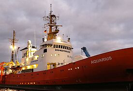 Die MS Aquarius war bis 2009 als Fischereischutzboot im Nordatlantik unterwegs. Als hochseetaugliches und robustes Schiff mit viel Platz unter Deck eignet es sich für einen ganzjährigen Einsatz als Rettungsschiff im Mittelmeer.