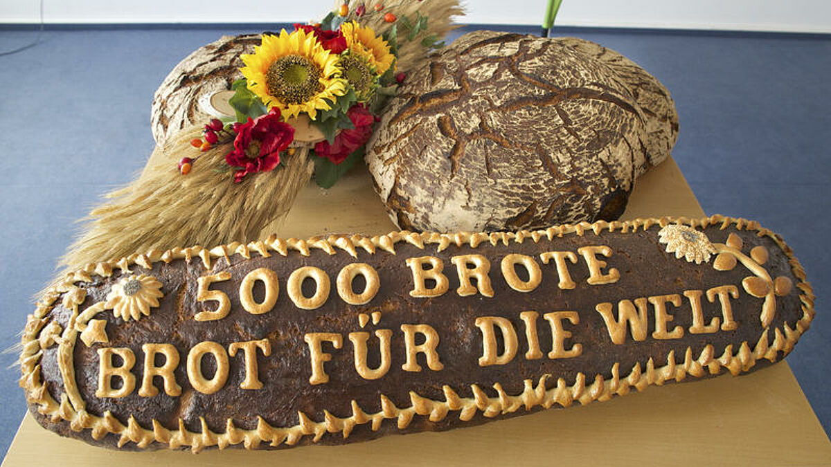 Vorstellung der Aktion "5.000 Brote - Konfis backen Brot für die Welt" am Montag (22.09.2014) in Berlin. Konfirmanden in ganz Deutschland werden im Herbst in Bäckereien Brote für "Brot für die Welt" backen. Alle evangelischen Landeskirchen und der Zentralverband des Deutschen Bäckerhandwerks beteiligten sich an der Aktion. Der Erlös der von den Jugendlichen gebackenen Brote gehe an Kinder- und Jugendbildungsprojekte in Bogotá (Kolumbien), Dhaka (Bangladesch) und Kumasi (Ghana). Die Zahl 5.000 spielt auf die biblische Geschichte der Speisung der 5.000 durch Jesus an. 
(Siehe epd-Meldung vom 22.09.2014)
