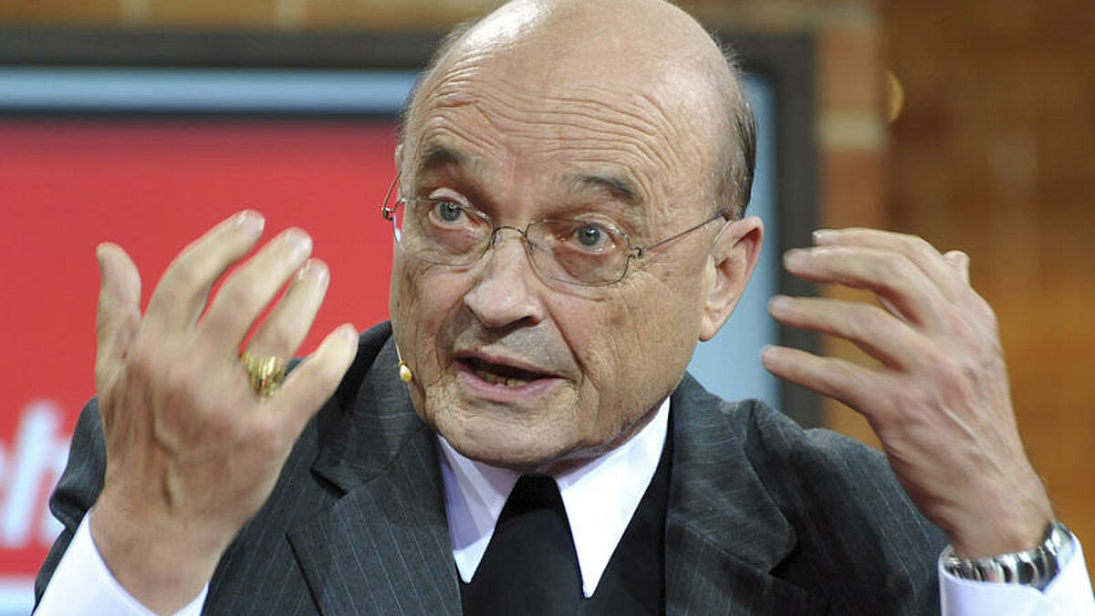 "Der Papst und Luthers Erben: Einig im Glauben oder für immer getrennt?" war das Thema der evangelischen Talkshow "Tacheles" am Donnerstagabend (15.09.2011) in der Marktkirche Hannover. Es diskutieren der Ratsvorsitzende der Evangelischen Kirche in Deutschland (EKD), Präses Nikolaus Schneider, der katholische Hamburger Weihbischof Hans-Jochen Jaschke (Foto), die ehemalige taz-Chefredakteurin Bascha Mika und Spiegel-Autor Matthias Matussek. Moderator war Fernsehpastor Jan Dieckmann. Präses Schneider hat den Einsatz von Papst Benedikt XVI. für die Ökumene gewürdigt. Gleichzeitig erlebe er das Oberhaupt der katholischen Kirche aber manchmal auch als Bremse, sagte Schneider bei der Talkshow. Es sei zum Beispiel nicht zu erklären, dass Familien mit unterschiedlichen Konfessionen kein gemeinsames Abendmahl feiern könnten. (Siehe epd-Meldung vom 16.09.2011)