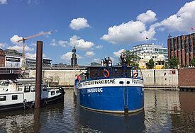 Winken zum Abschied: Die "Flusi" macht sich auf den Weg zum Kirchentag nach Magdeburg.