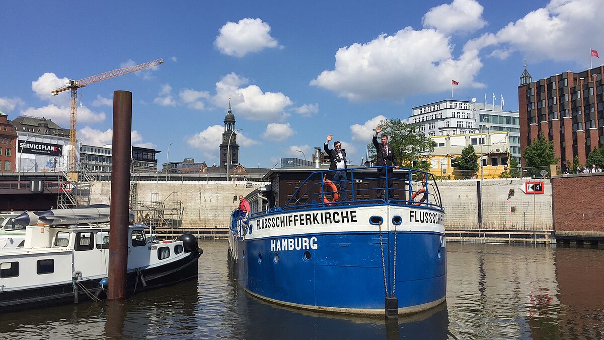 Winken zum Abschied: Die "Flusi" macht sich auf den Weg zum Kirchentag nach Magdeburg.