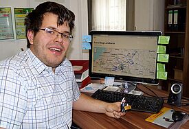 Lars Fischer kann den Weg seines Playmobil-Luthers dank Logbuch am Computer verfolgen.