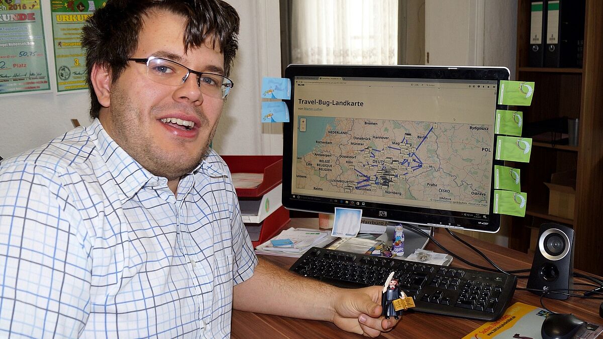 Lars Fischer kann den Weg seines Playmobil-Luthers dank Logbuch am Computer verfolgen.