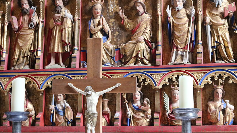 Etliche geschnitzte Figuren schmücken den Hauptaltar der Poeler Dorfkirche. Die Heiligen und biblischen Personen halten für sie typische Gegenstände in den Händen, so etwa Petrus einen Schlüssel.