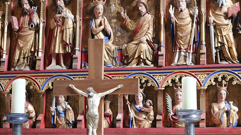 Hauptaltar der Dorfkirche auf Poel Etliche geschnitzte Figuren schmücken den Hauptaltar der Poeler Dorfkirche. Die Heiligen und biblischen Personen halten für sie typische Gegenstände in den Händen, so etwa Petrus einen Schlüssel.