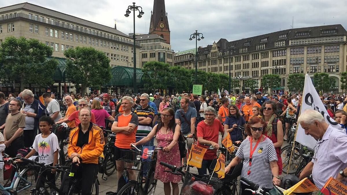 Ziel der 25. Fahrradsternfahrt in Hamburg war der Rathausmarkt. Rund 30 000 Menschen nahmen teil.