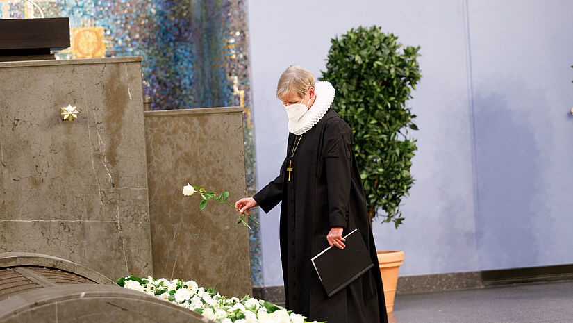 Bischöfin Kirsten Fehrs bei der Gedenkfeier in der Fritz-Schumacher-Halle auf dem Ohlsdorfer Friedhof