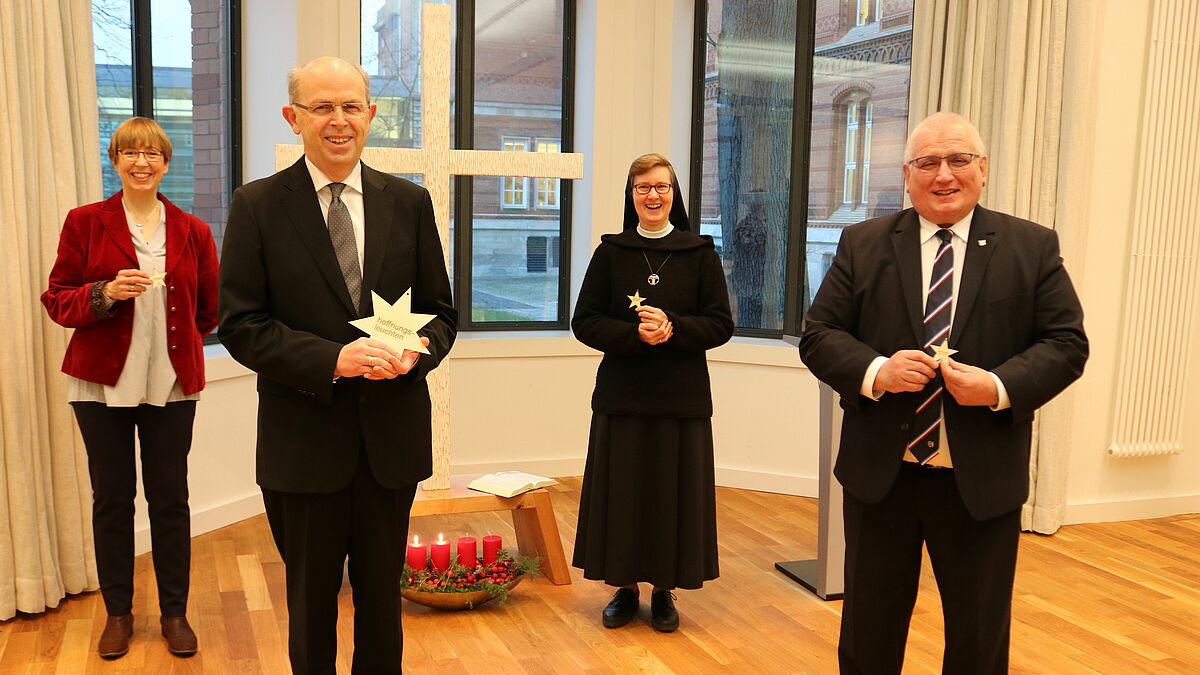 Die Landeskirchliche Beauftragte Claudia Bruweleit, Bischof Gothart Magaard, Schwester Maria Magdalena und Landtagspräsident Klaus Schlie mit #hoffnungsleuchten-Sternen im Landeshaus in Kiel (von links).