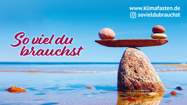 Klimafasten 2026: Titelbild der Aktion "Soviel Du brauchst". Eine Waage aus Steinen.