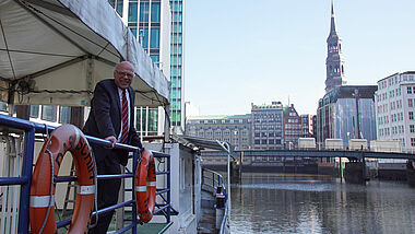 Pressegespräch mit Landesbischof Ulrich auf dem Theaterschiff in Hamburg. 