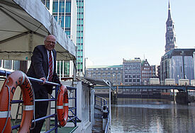 Pressegespräch mit Landesbischof Ulrich auf dem Theaterschiff in Hamburg. 