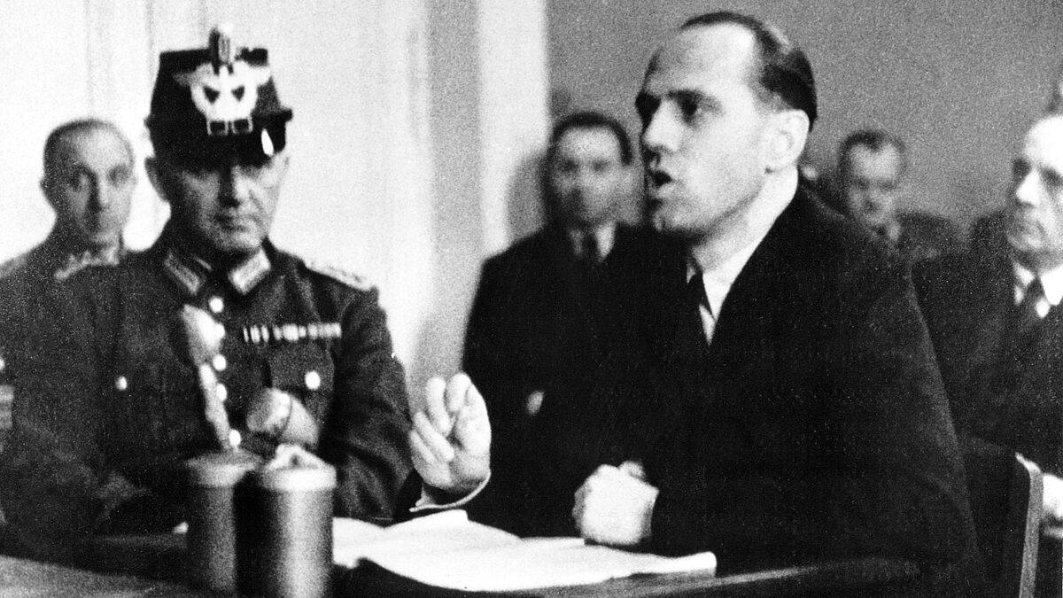Helmuth James Graf von Moltke (re), Gründer der Widerstandsbewegung "Kreisauer Kreis",  beim Prozess vor dem Volksgerichtshof in Berlin im Januar 1945. 