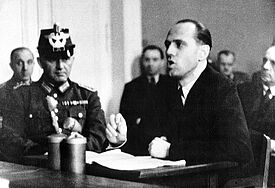 Helmuth James Graf von Moltke (re), Gründer der Widerstandsbewegung "Kreisauer Kreis",  beim Prozess vor dem Volksgerichtshof in Berlin im Januar 1945.
