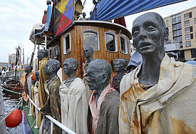 Flüchtlingsboot M/S ANTON mit Bronzestatuen die Flüchtlinge darstellen von dem dänischen Künstler Jens Galschiot.