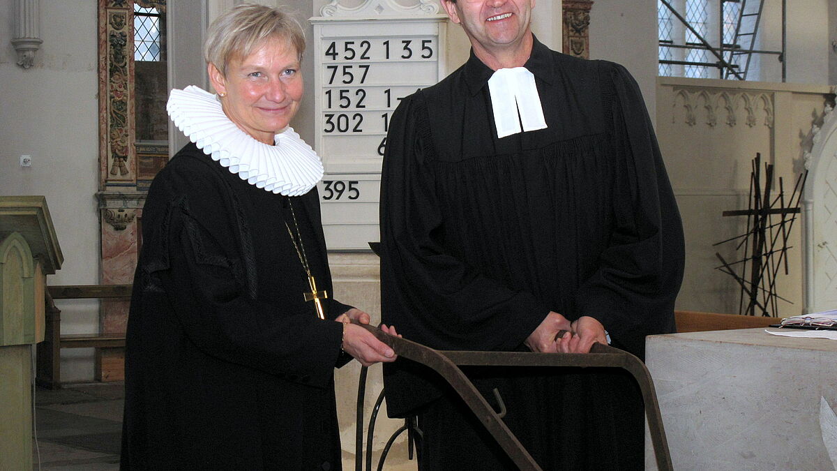 Bischöfin Kirsten Fehrs und Dompastor Matthias Gürtler am Pflug