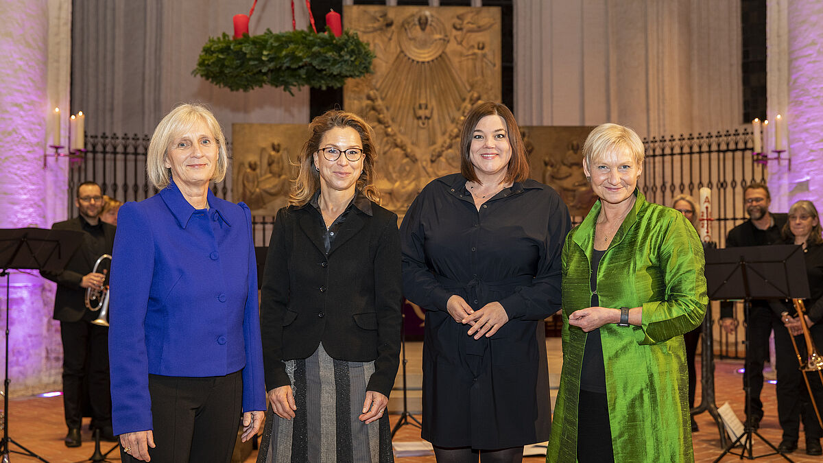 Dr. Ulrike Murmann, Hauptpastorin von St. Katharinen, und Bischöfin Kirsten Fehrs umrahmen Bürgerschaftspräsidentin Carola Veit und Hamburgs Zweite Bürgermeisterin Katharina Fegebank.
