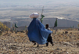 Frau mit Kind in Afghanistan.
