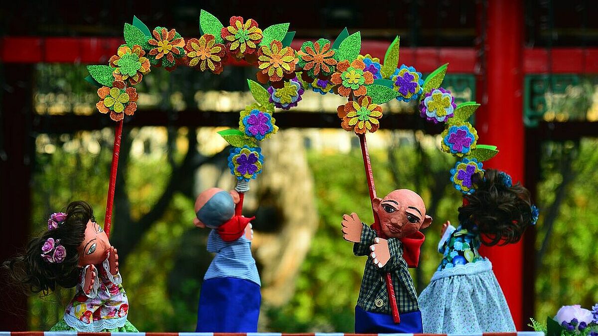 Der Freiluftgottesdienst zu Christi-Himmelfahrt wird gemeinsam mit einer Puppenspielerin gestaltet (Symbolbild).