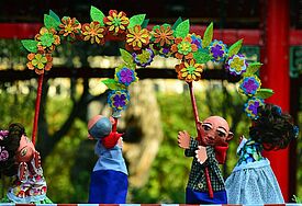 Puppentheater unter freiem Himmel.
