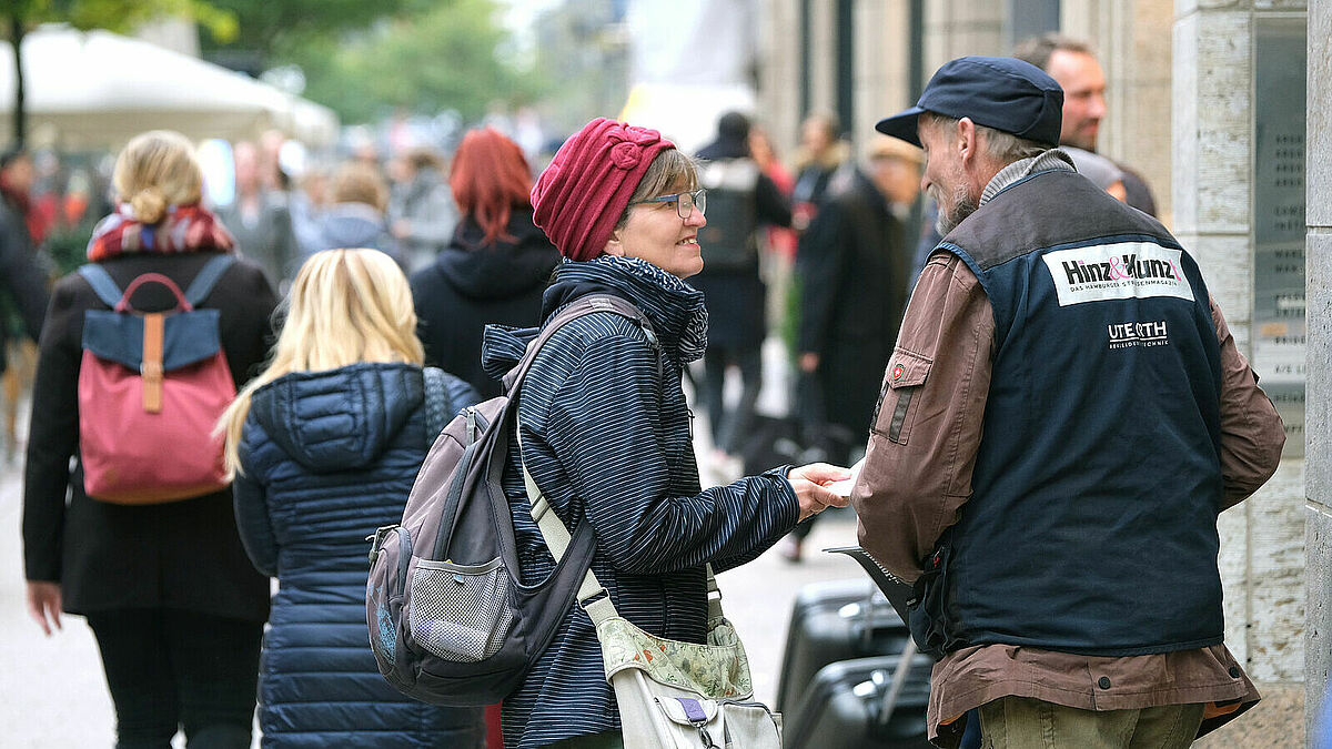 Obdachlose als Straßenverkäufer