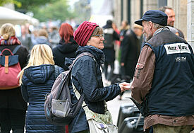 Obdachlose als Straßenverkäufer