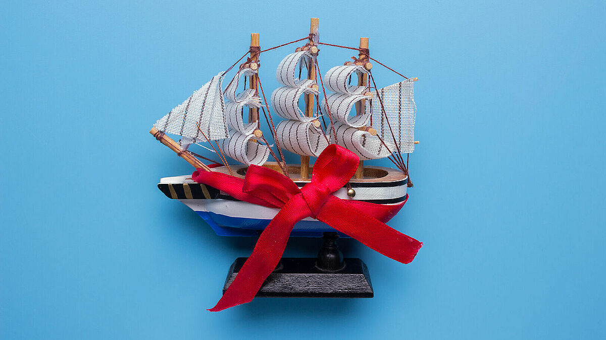 Segelschiff mit Geschenkschleife