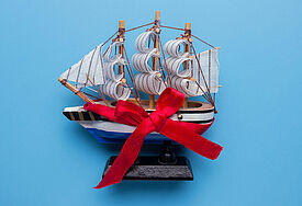 Segelschiff mit Geschenkschleife