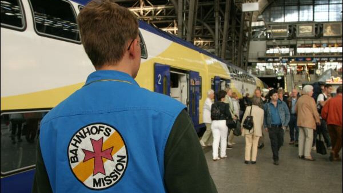 Bundesweit bieten rund 2.000 Mitarbeitende der Bahnhofsmission heute Hilfen beim Umsteigen für ältere oder behinderte Menschen an. Sie kümmern sich aber auch um "Illegale", Obdachlose oder Drogenabhängige 