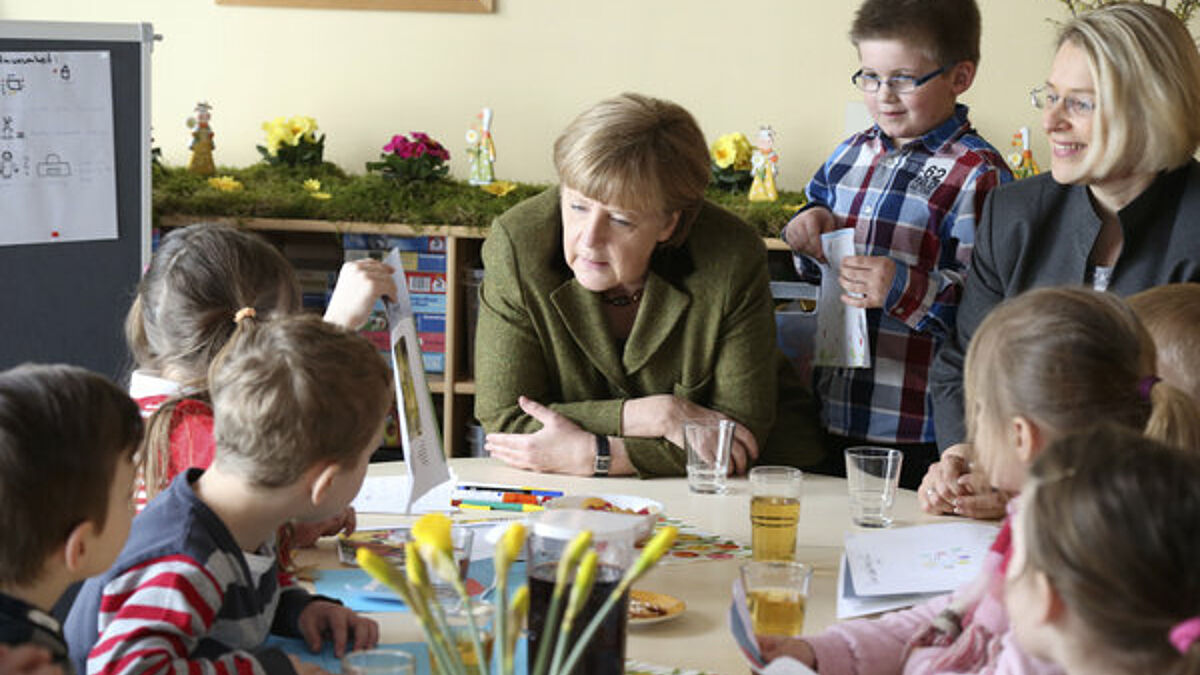 Bundeskanzlerin Angela Merkel (CDU, M.) hat am 13. März die evangelische Kindertagesstätte "Rasselbande" in Neumünster besucht und sich mit dem "Kinderparlament" der Kita unterhalten