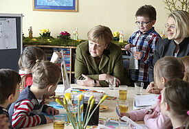 Bundeskanzlerin Angela Merkel (CDU, M.) hat am 13. März die evangelische Kindertagesstätte "Rasselbande" in Neumünster besucht und sich mit dem "Kinderparlament" der Kita unterhalten. (c) epd-bild / Stephan Wallocha