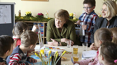 Bundeskanzlerin Angela Merkel (CDU, M.) hat am 13. März die evangelische Kindertagesstätte "Rasselbande" in Neumünster besucht und sich mit dem "Kinderparlament" der Kita unterhalten. (c) epd-bild / Stephan Wallocha