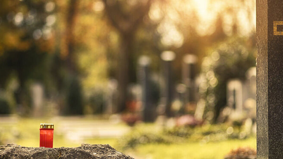 Jeder geht unterschiedlich mit der Trauer um. Wer möchte, findet neben dem Stralsunder Friedhof das Trauer-Café. Dort kann man über seine Gefühle und Erlebnisse sprechen oder auch einfach bei einem Kaffee zur Ruhe kommen.