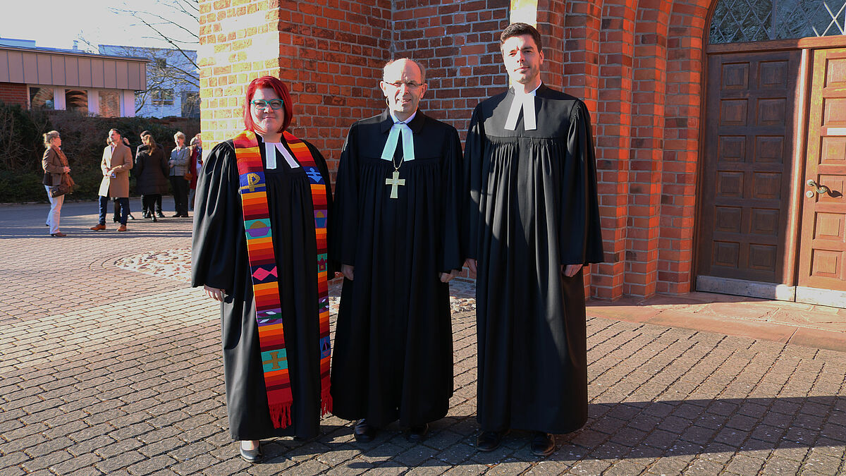 Pastorin Julia Ahmed, Bischof Gothart Magaard und Pastor Hans Hillmann vor der Marienkirche in Bad Segeberg, Foto: Nordkirche