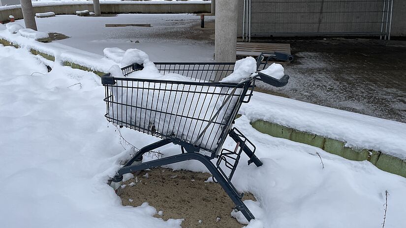 Einkaufswagen im Schnee
