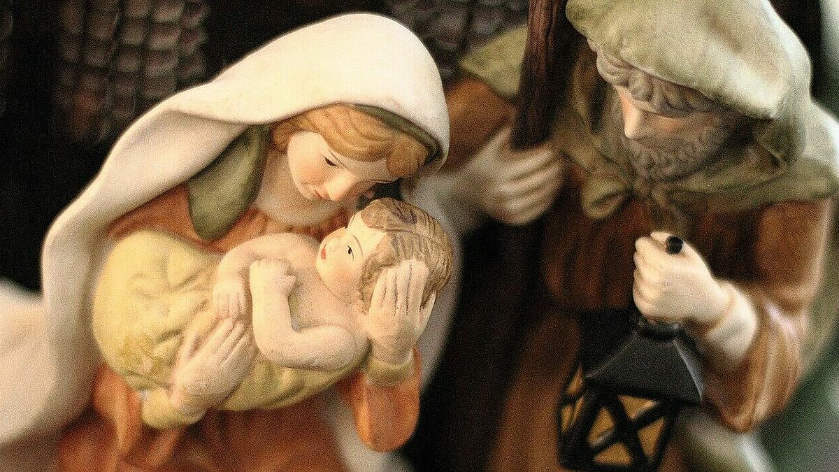 Die Krippenfiguren zeigen Josef und Maria mit dem neugeborenen Jesus auf dem Arm.
