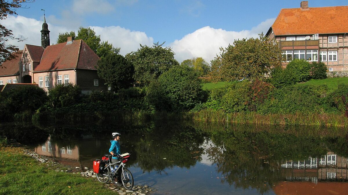 Ein idyllisches Fleckchen Schleswig-Holstein: Der Mönchsweg führt auch am Gut Brodau vorbei.