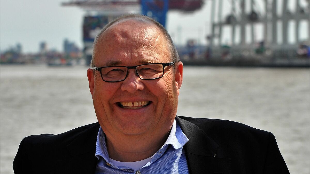 Seemannspastor Götz-Volkmar Neitzel am Cruiseterminal Altona. 