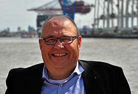 Seemannspastor Götz-Volkmar Neitzel am Cruiseterminal Altona. 