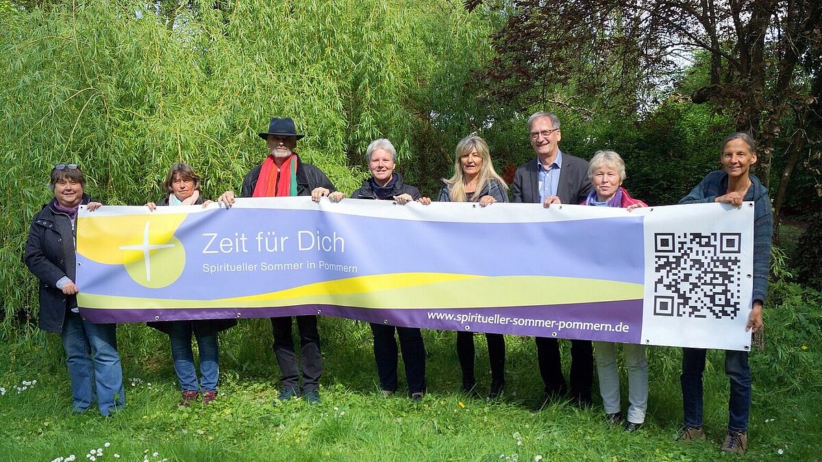 Im Groß Kiesower Pfarrgarten: Das Team des Spirituellen Sommers in Pommern