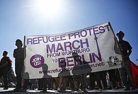 In Würzburg sind am Samstag, 8. September 2012, iranische Flüchtlinge zu einem Fußmarsch nach Berlin aufgebrochen. Seit Monaten demonstrieren Flüchtlinge in ganz Deutschland gegen die Asyl-Politik.