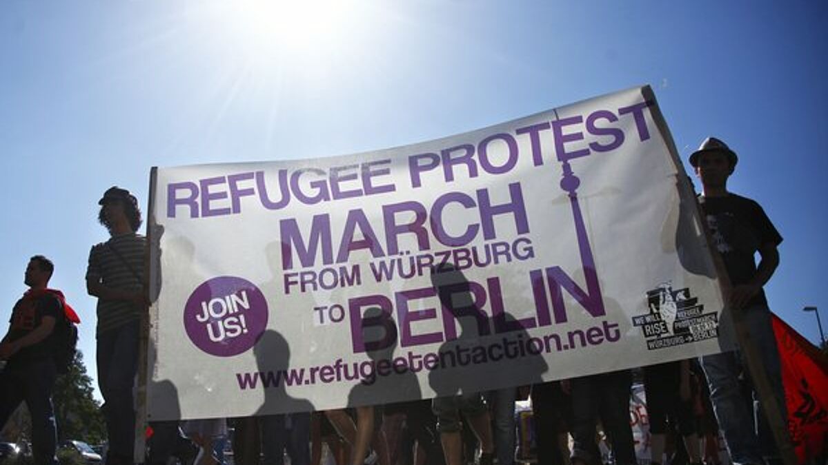 In Würzburg sind am Samstag, 8. September 2012, iranische Flüchtlinge zu einem Fußmarsch nach Berlin aufgebrochen. Seit Monaten demonstrieren Flüchtlinge in ganz Deutschland gegen die Asyl-Politik.