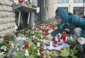 Gedenken an die Opfer: Vor der französischen Botschaft in Berlin legten viele Menschen Blumen nieder und zündeten Kerzen an