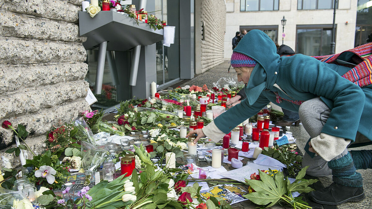 Gedenken an die Opfer: Vor der französischen Botschaft in Berlin legten viele Menschen Blumen nieder und zündeten Kerzen an